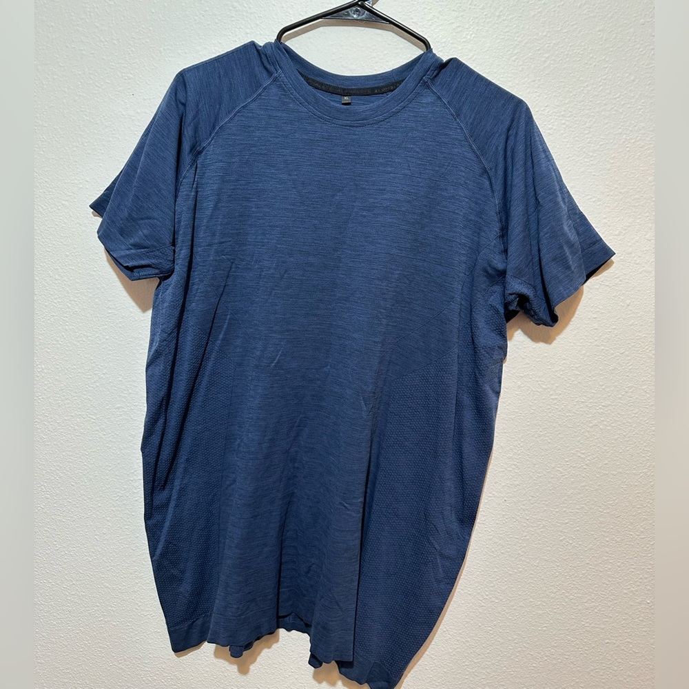 Mens Alphalete mens TShirt size XL